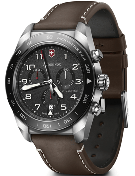 Herreur med brun læderrem, sort skive, Victorinox-logo, tachymeter og tre subskiver.