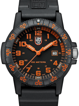 Sort urskive med orange tal, markeringer og "100 METERS". Datovisning og Luminox-logo.