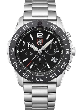 Luminox ur med sort skive, tre subdials, drejelig bezel og stållænke. Selvlysende markeringer.