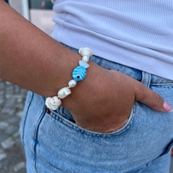 Kora Armbånd med sjov glasperle, ferskvandsperler, skaller og forgyldt detaljer fra Sistie